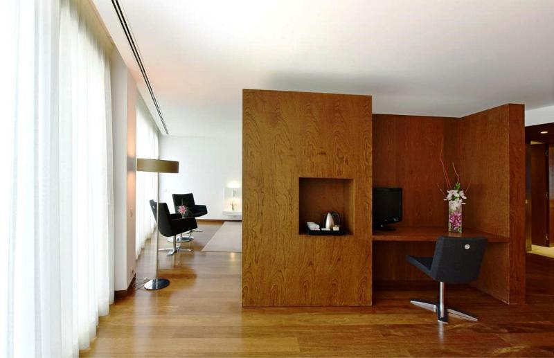 Pousada Palacio De Estoi - Small Luxury Hotels Of The World Extérieur photo Interior of a suite at the Mandarin Oriental, Munich