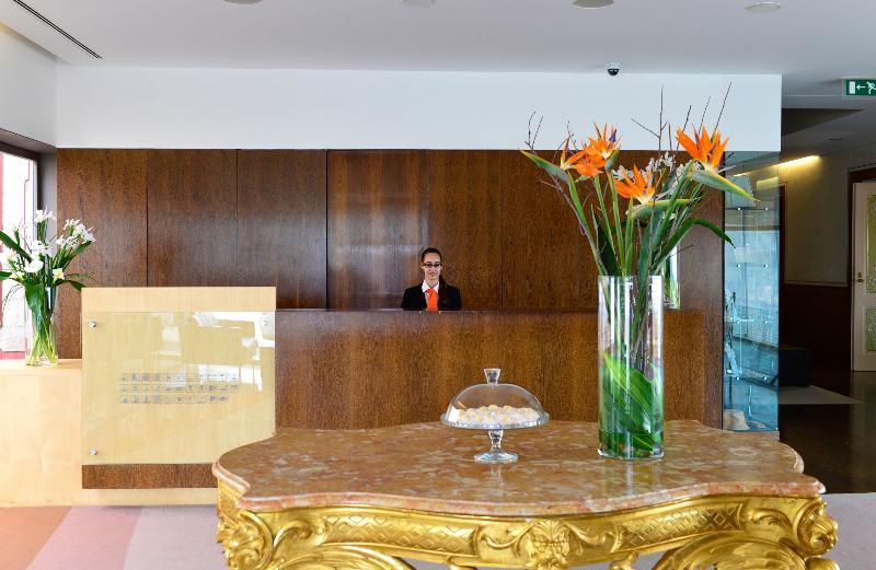 Pousada Palacio De Estoi - Small Luxury Hotels Of The World Extérieur photo A hotel receptionist at the front desk